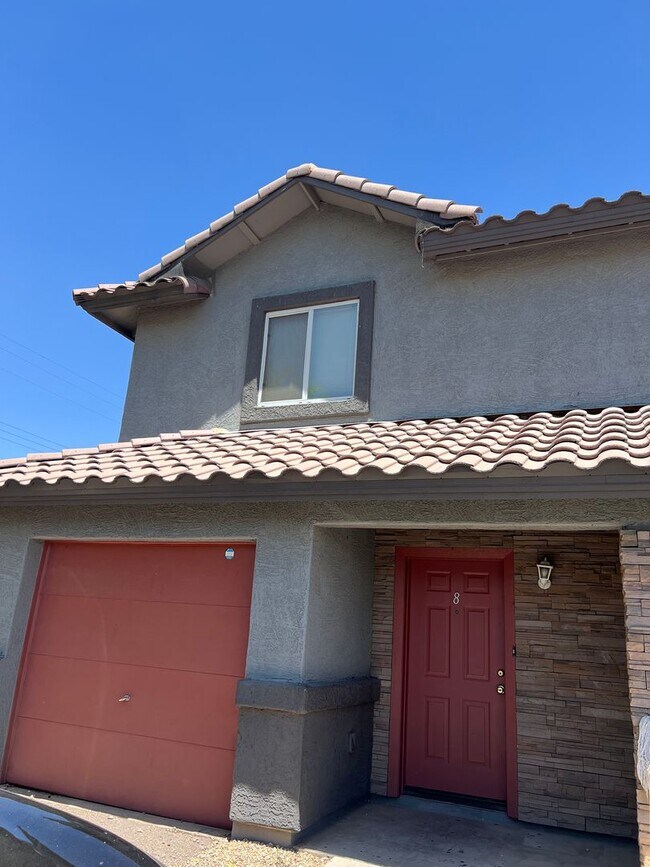 Building Photo - 3 BED 2.5 Bath $1450.