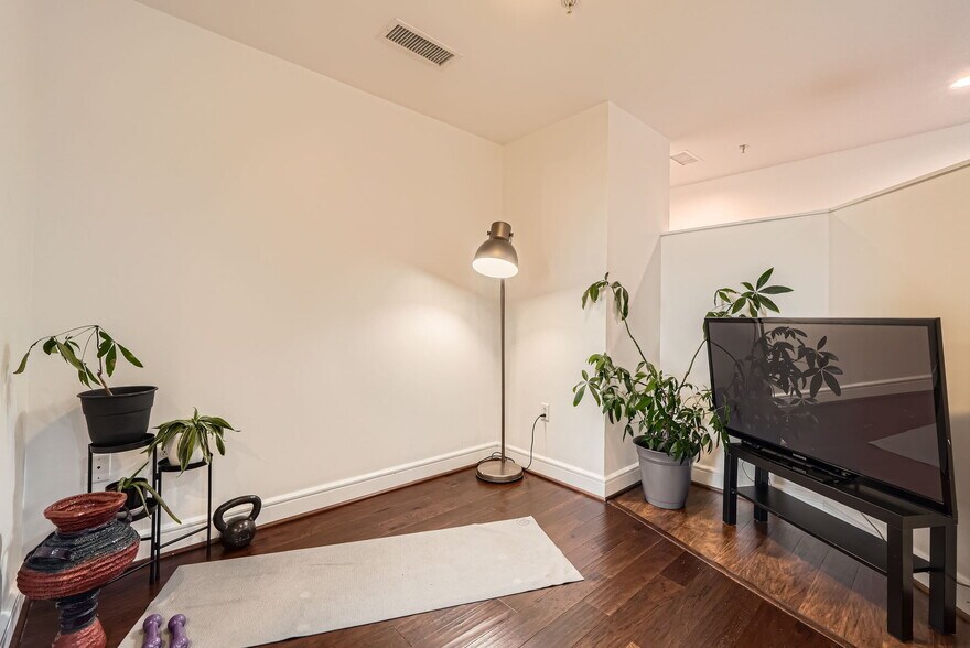 Building Photo - 333 W Trade St