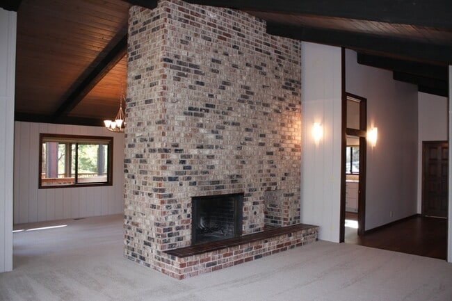 Building Photo - Wooded View Estate in Jacksonville