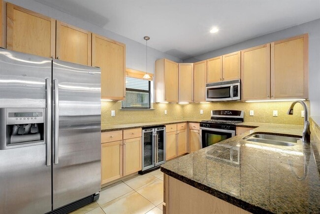 Building Photo - 1203 E 2nd St