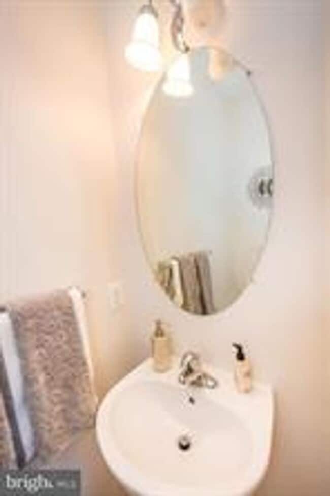 Building Photo - COMING SOON! June 1st - Beautiful Townhouse with 3rd Floor Master Suite!