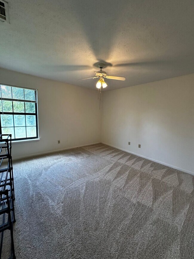 Building Photo - Available from May 15th.  2 Bedroom home with garage. Great Area and Location!