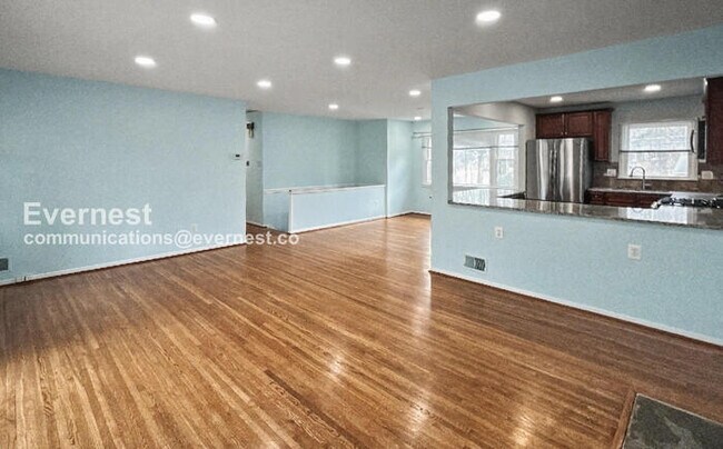 Building Photo - 3 Bed/3 Bath Home with Fenced Yard and Garage / Available Now!