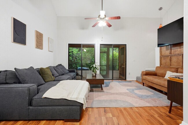 Building Photo - Rockwood Villa 2 bedroom 2 1/2 bath condo