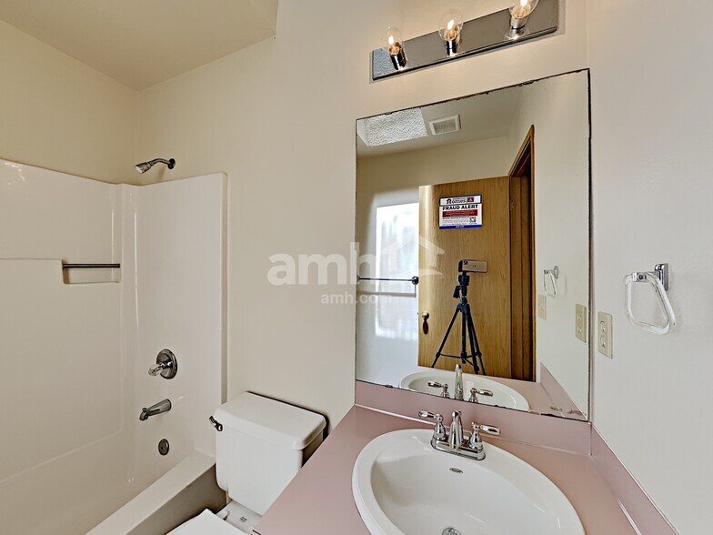 Building Photo - 2078 SE 8th Dr