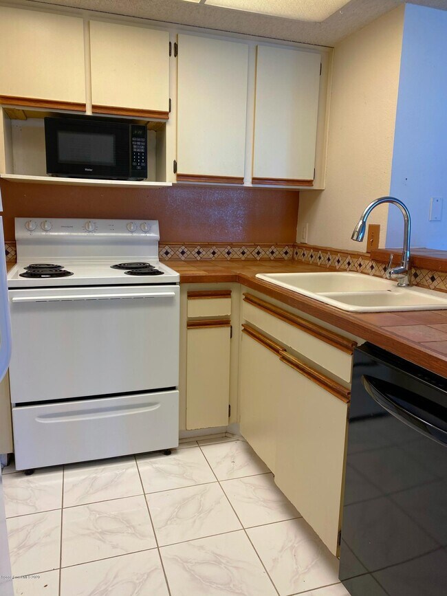 Building Photo - 987 Sonesta Ave NE