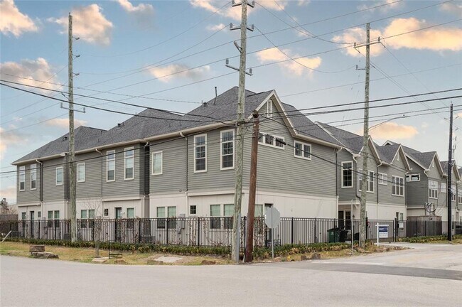 Building Photo - 2103 Naomi St