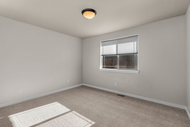 Building Photo - 4 Bed 2.5 Bath Single level - Fenced