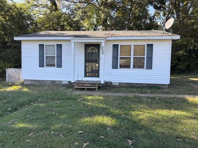 Primary Photo - 306 Lynn St