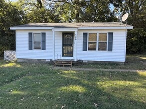 Building Photo - 306 Lynn St