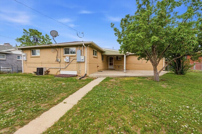 Building Photo - 5 bedroom, 3 1/2 bath, home with two master suites and 2 car garage.