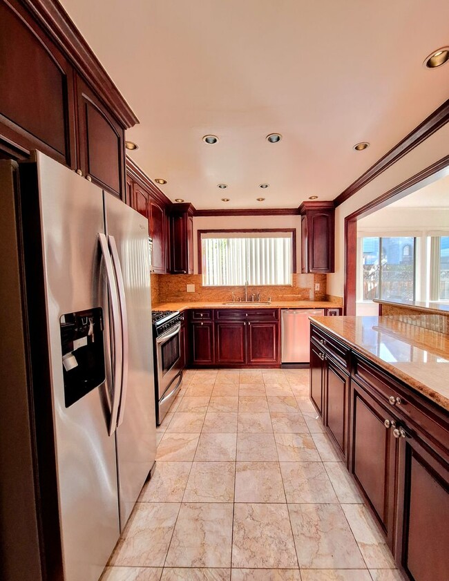 Building Photo - Beautiful 2bd Townhouse With Attached Garage, Private Patio, Pool/Hot Tub, & Clubhouse!