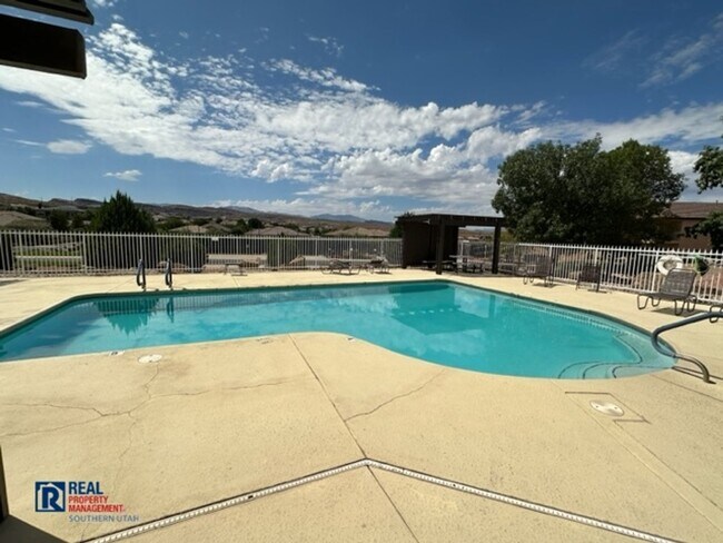 Building Photo - Legacy Townhome