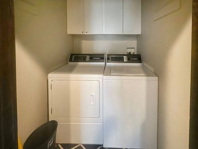 Building Photo - Views, Luxury, Space, Deck, Fireplaces, 4 ...