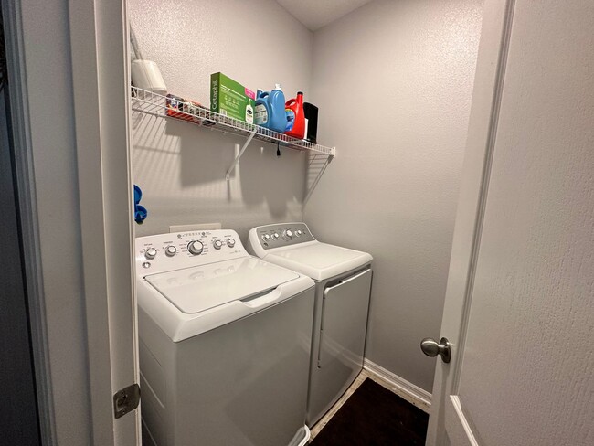 Building Photo - Lease this 3BR End-Unit Townhome in Gated Community with Water View!