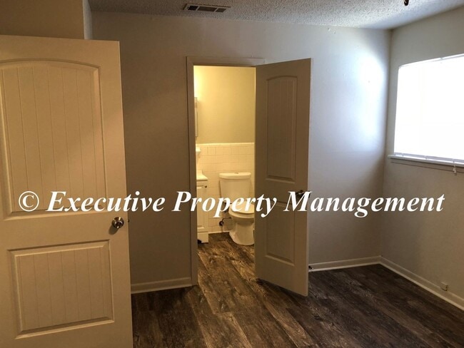 Building Photo - 908 J R Ct