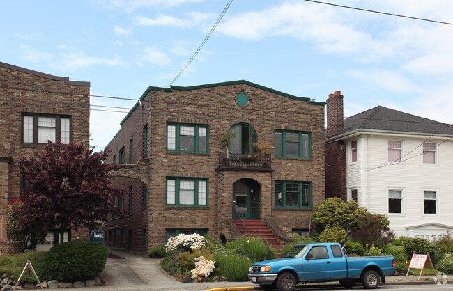 Primary Photo - 729 10th Ave E