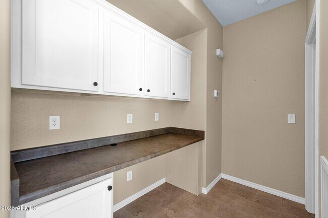 Building Photo - 1768 E Grand Ridge Rd