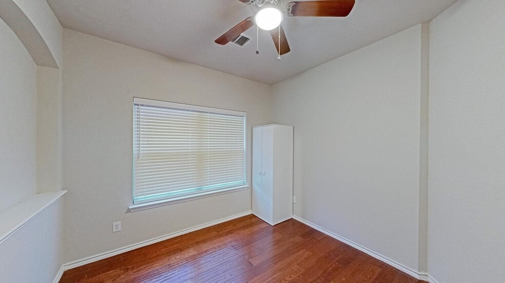 Building Photo - Affordable charm in Ferris – your cozy home at an unbeatable price!