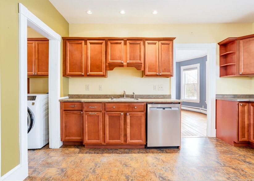 Building Photo - 18 College St