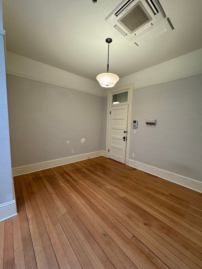 Building Photo - Beautiful 1 bed/1 bath apartment with tons of charm!