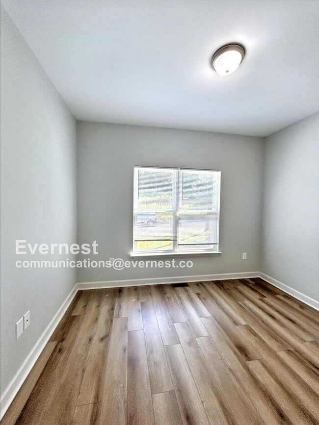 Building Photo - 212 Malvern Dr SW