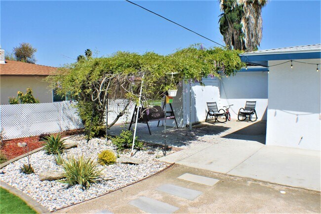 Building Photo - Loma Linda Cottage Near University