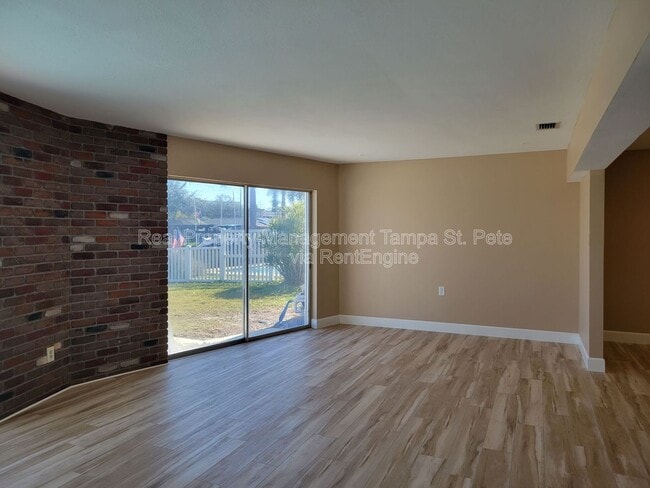 Building Photo - 1985 Cove Dr