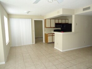 Building Photo - 1st Floor 2br/2ba Metrowest Condo with Pri...