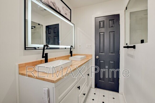 Building Photo - 412 Saddle Ct