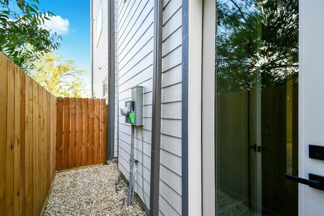 Building Photo - 3231 Tuam St