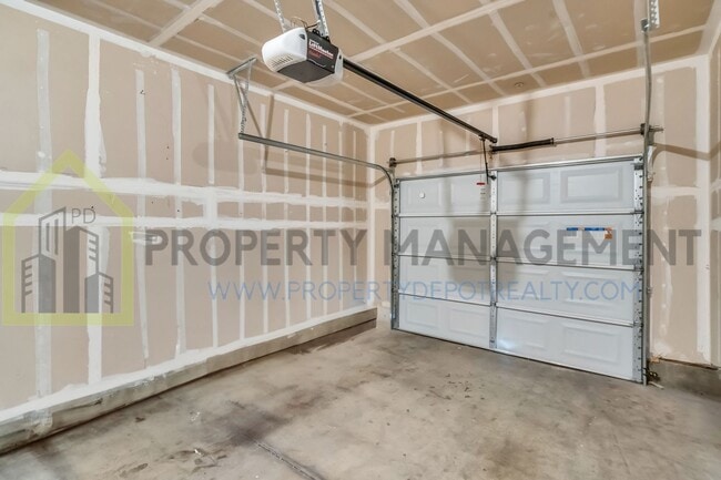 Building Photo - Spacious 2 (or 3!) Bed Condo in Gated Comm...