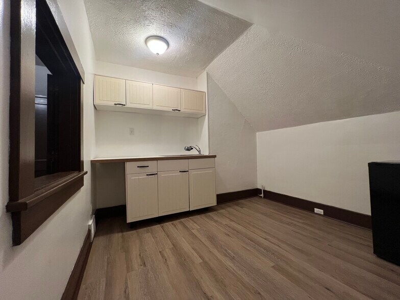 Building Photo - 320 Zara St