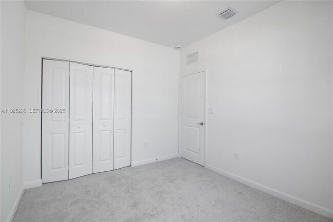 Building Photo - 2747 SE 25th Ave