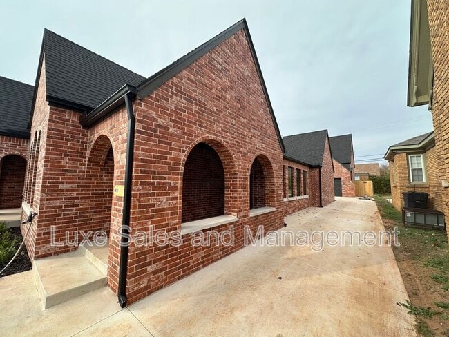 Building Photo - 911 NE 16th St