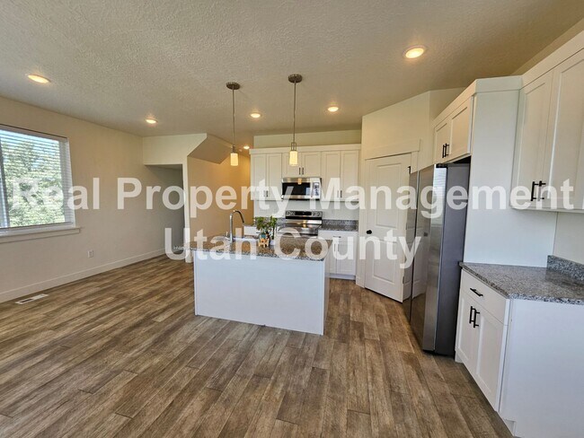 Building Photo - Provo Town home