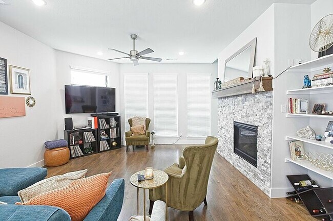 Building Photo - 1405 Bronson Ct