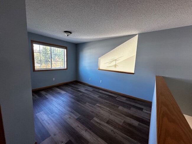 Building Photo - Light-Bright Corner Unit Townhome with Private Courtyard Available 7/1/26!
