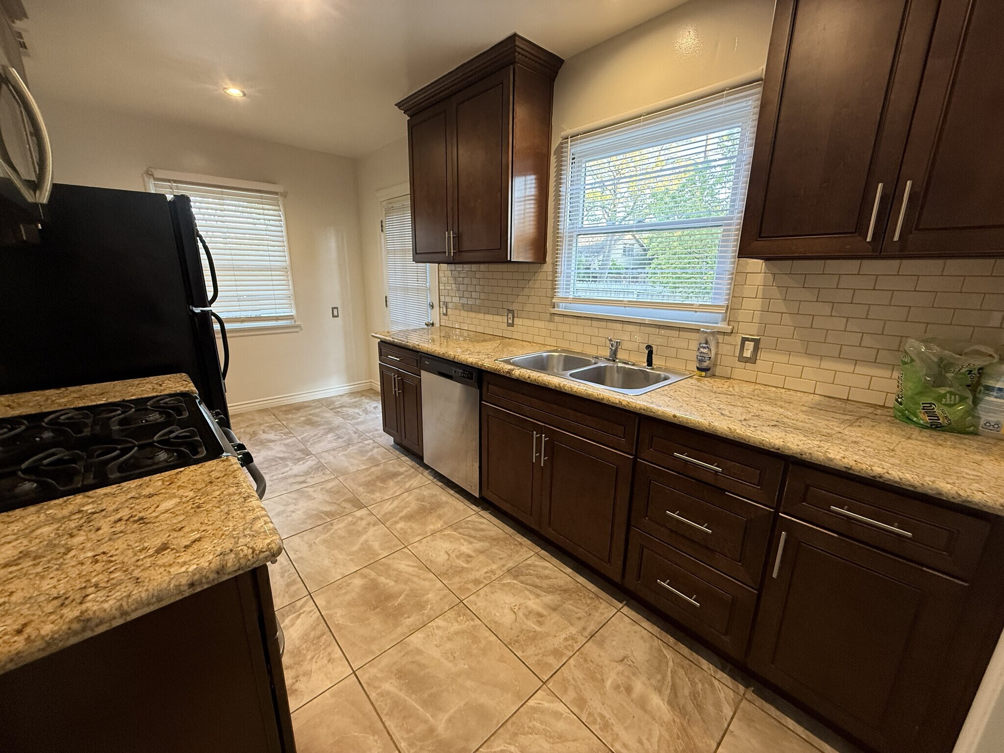 Kitchen - 10901 Huston St