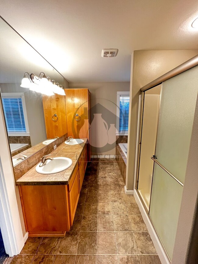 Building Photo - Luxurious Spacious Keizer Home -
