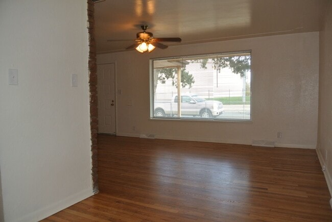 Building Photo - 2 bedroom/1 bathroom