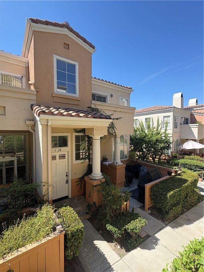 Building Photo - 1028 S Rossano Way