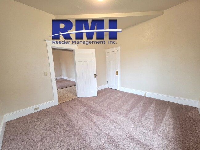 Building Photo - Charming 4-Bedroom