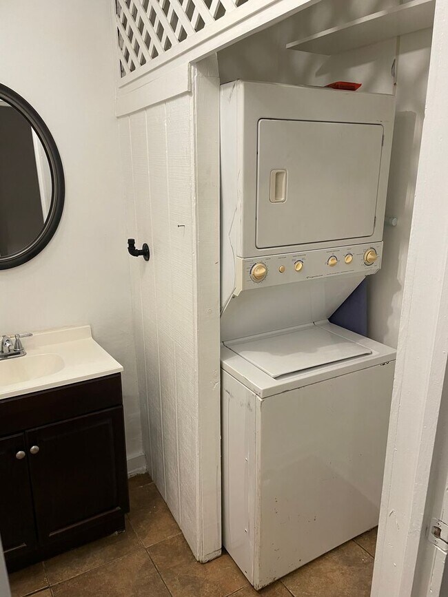 Building Photo - 2BD/1BA in Bayou St John