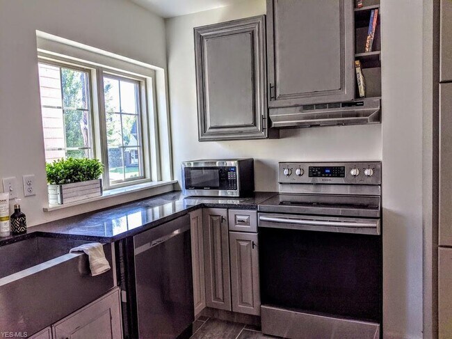 Building Photo - 3553 Ingleside Rd