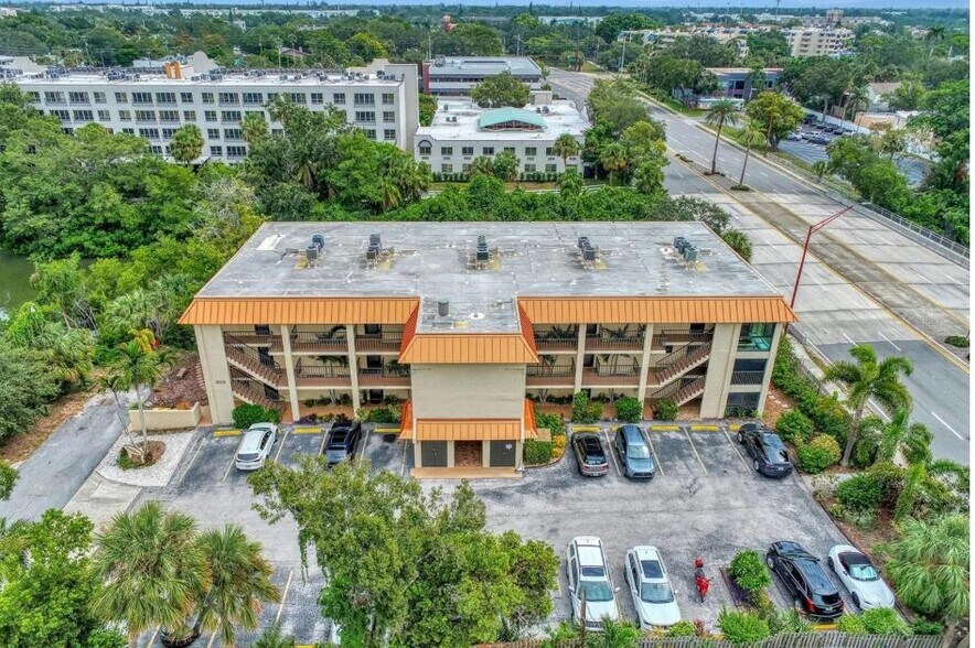 Building Photo - 1650 Pine Tree Ln