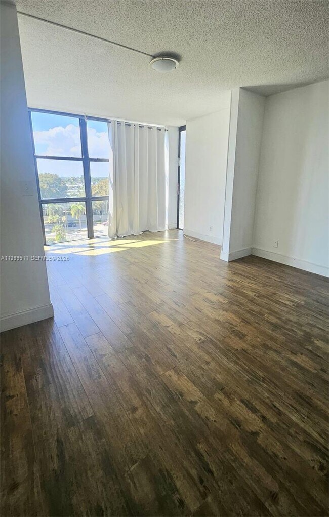 Building Photo - 1000 Parkview Dr