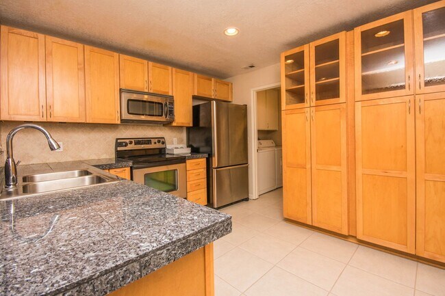 Building Photo - 3 Bedroom La Costa Home!