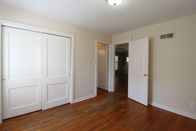 Building Photo - 2 Bedroom 1 Bath Home In Fairway