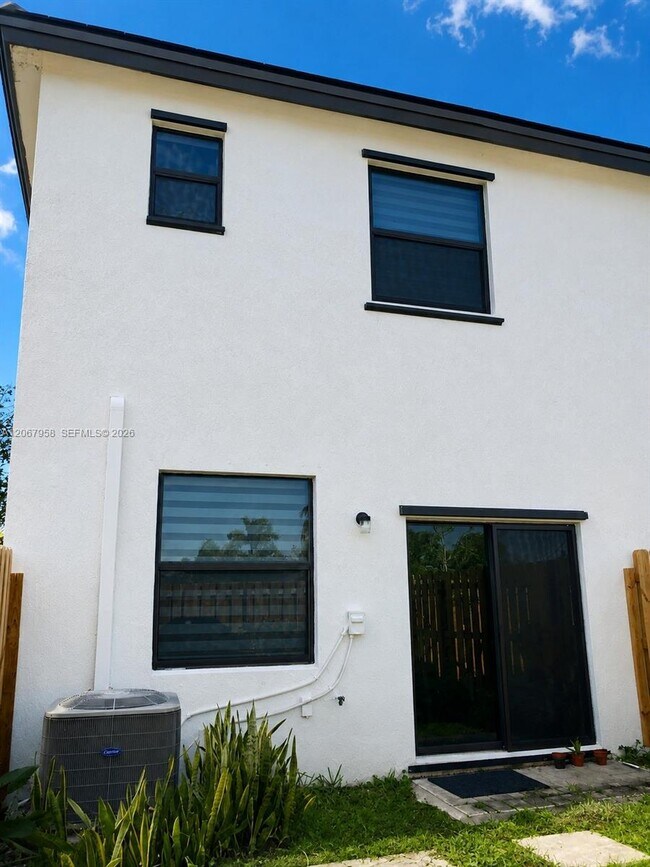 Building Photo - 18120 SW 148th Rd